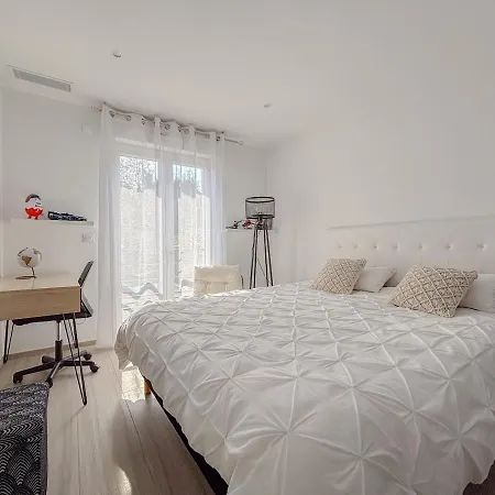 Contemporaine, 5 Voyageurs Avec Piscine, Jardin Et Proche Du Bord De Villa Saint-Raphael (Var)